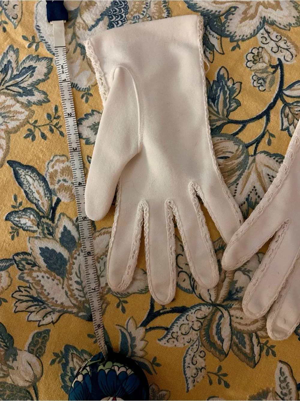 Antique Lace Trimmed Women’s Soirée Gloves